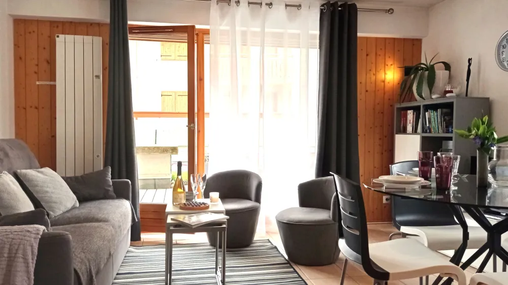 Pièce principale avec accès terrasse