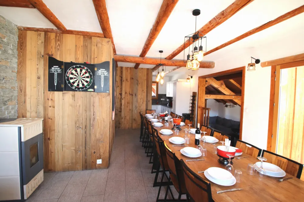 Salle à manger pour 16 personnes. Vous avez à disposition des appareils à raclettes et à fondu pour vous préparer toutes les spécialités de montagne
