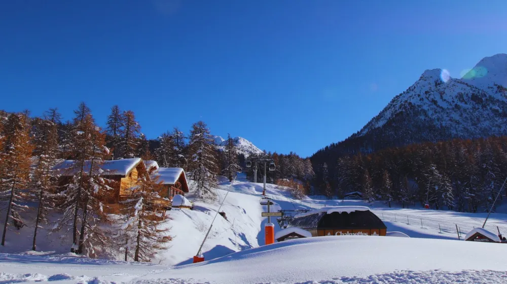 Une vue imprenable sur les pistes enneigées et le télémix des Chalmettes directement depuis le chalet.