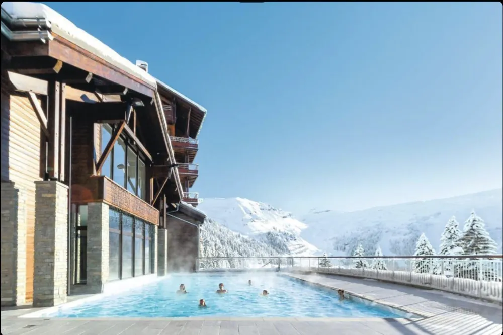 Appartement de charme en résidence 5* skis aux pieds avec piscine, jaccuzi, sauna, et hammam