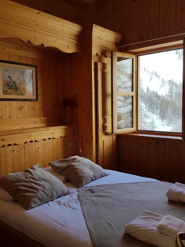 Chambre avec un lit double et vue sur Bellevarde et Val d'Isère.