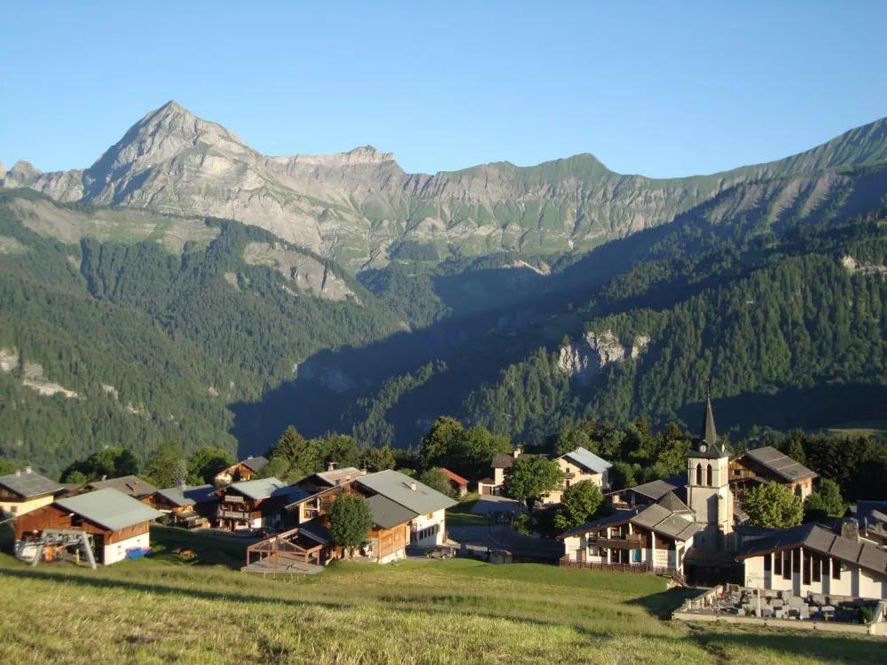 le village et le mont charvin