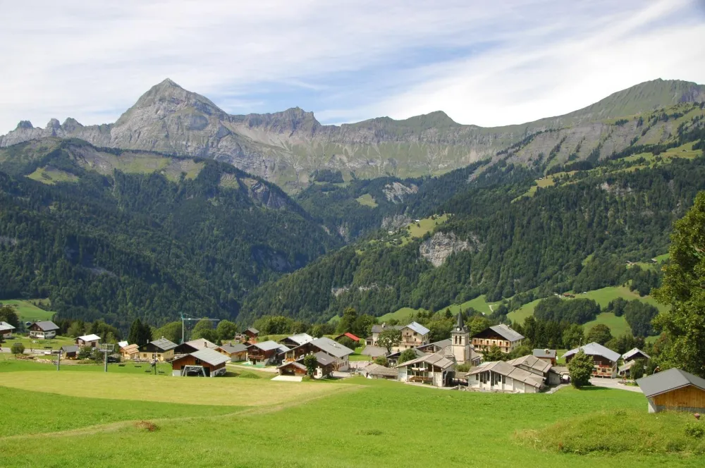le village et le mont charvin