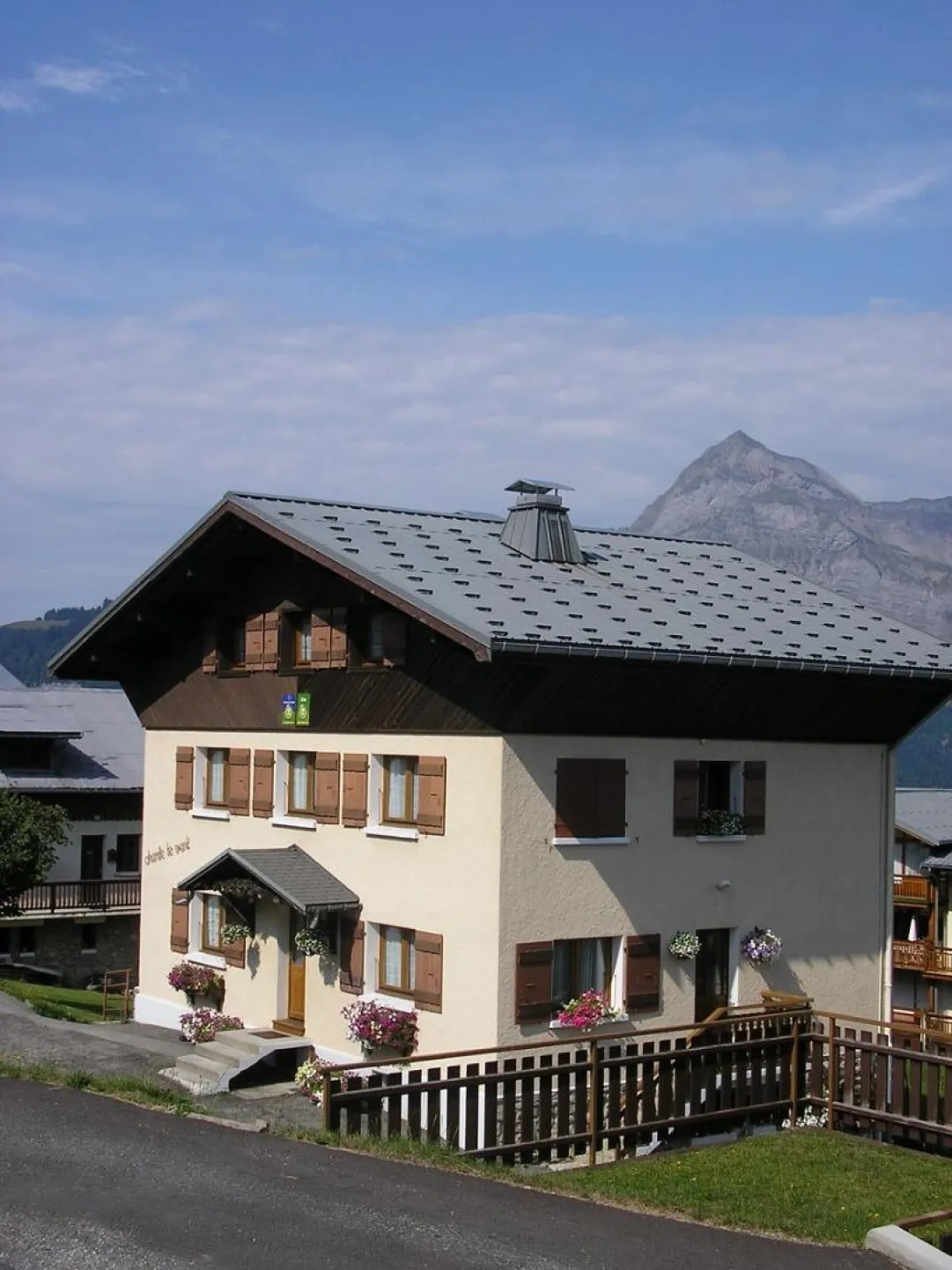 chalet chante le vent avec vue sur le charvin