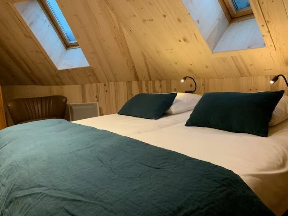 L'ALPAGE : CHAMBRE 1 avec 1 lit double en 180 x 190 OU 2 lits simples en 90 x 190