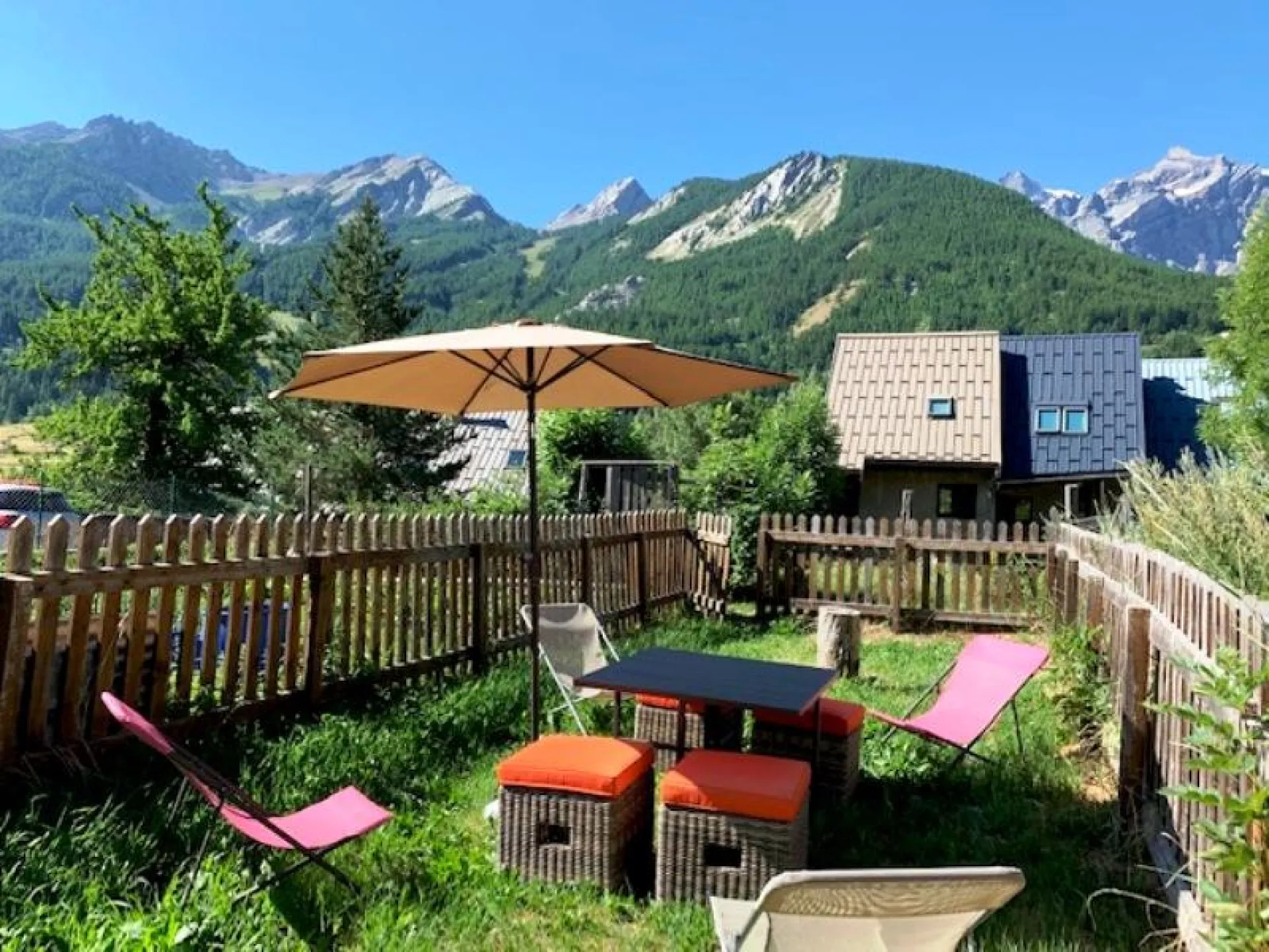 Jardin privatif, à 50 m de la maison avec table et chaises, transats, parasol et une vue magnifique sur le glacier.
Seulement l'été