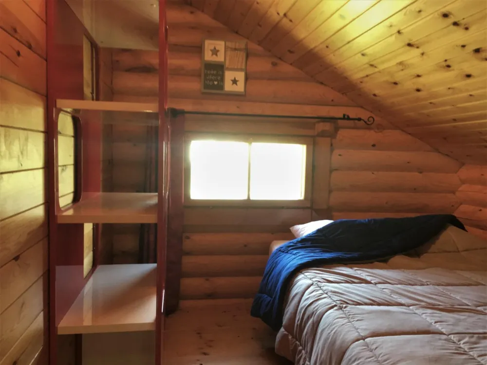 Bedroom 2nd, double bed 140x190, storage.