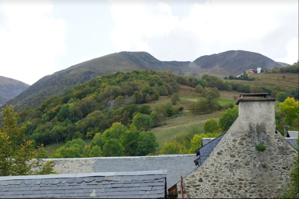 La station de Peyragudes vue du jardin l'été