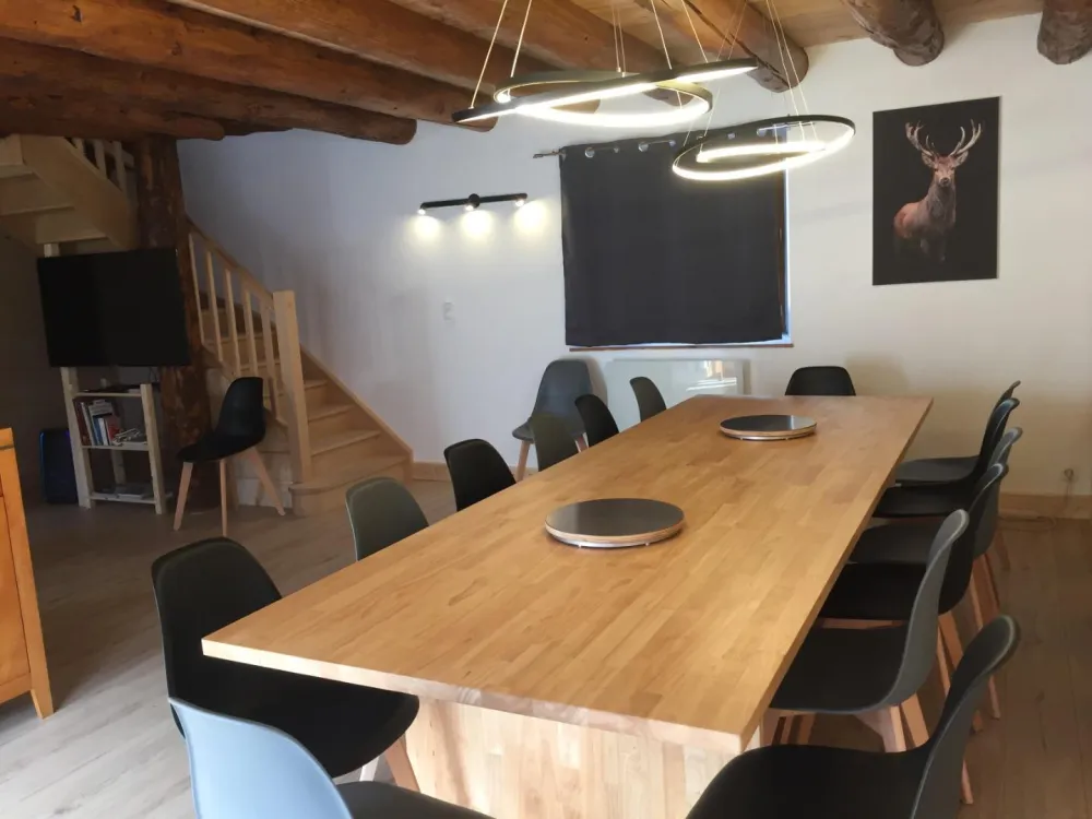 La salle à manger avec sa grande table pouvant accueillir 14 personnes