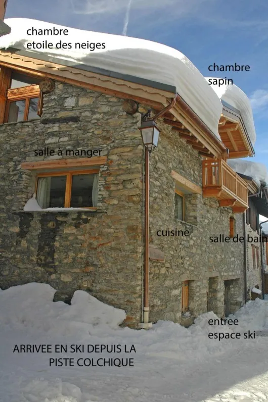 chalet coté nord est, départ en ski, village des Boisses