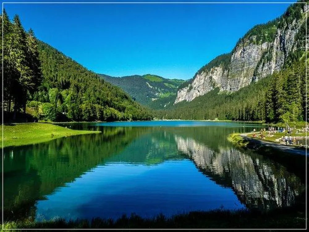lac de Monriond à 25 minutes (eau à 24° l'été)