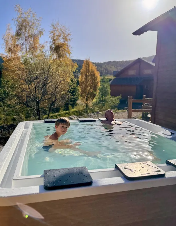 Year-round, enjoy a spa experience at La Joue du Loup. Our private jacuzzi accommodates up to 6 people, perfect for relaxing moments of peace after a great day, or in the morning with the sun and mountains on the horizon.