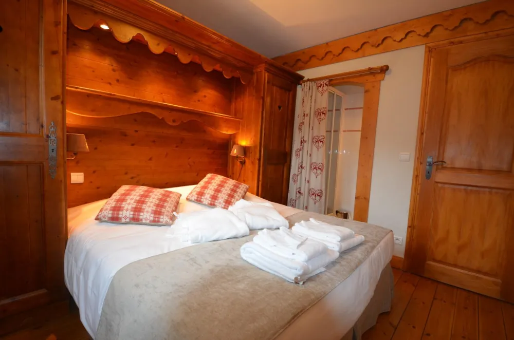 suite parentale lit 160cm matelas ferme et matelas mémoire de forme 
Sur la droite cabinet de toilette attenant( douche lavabo)
