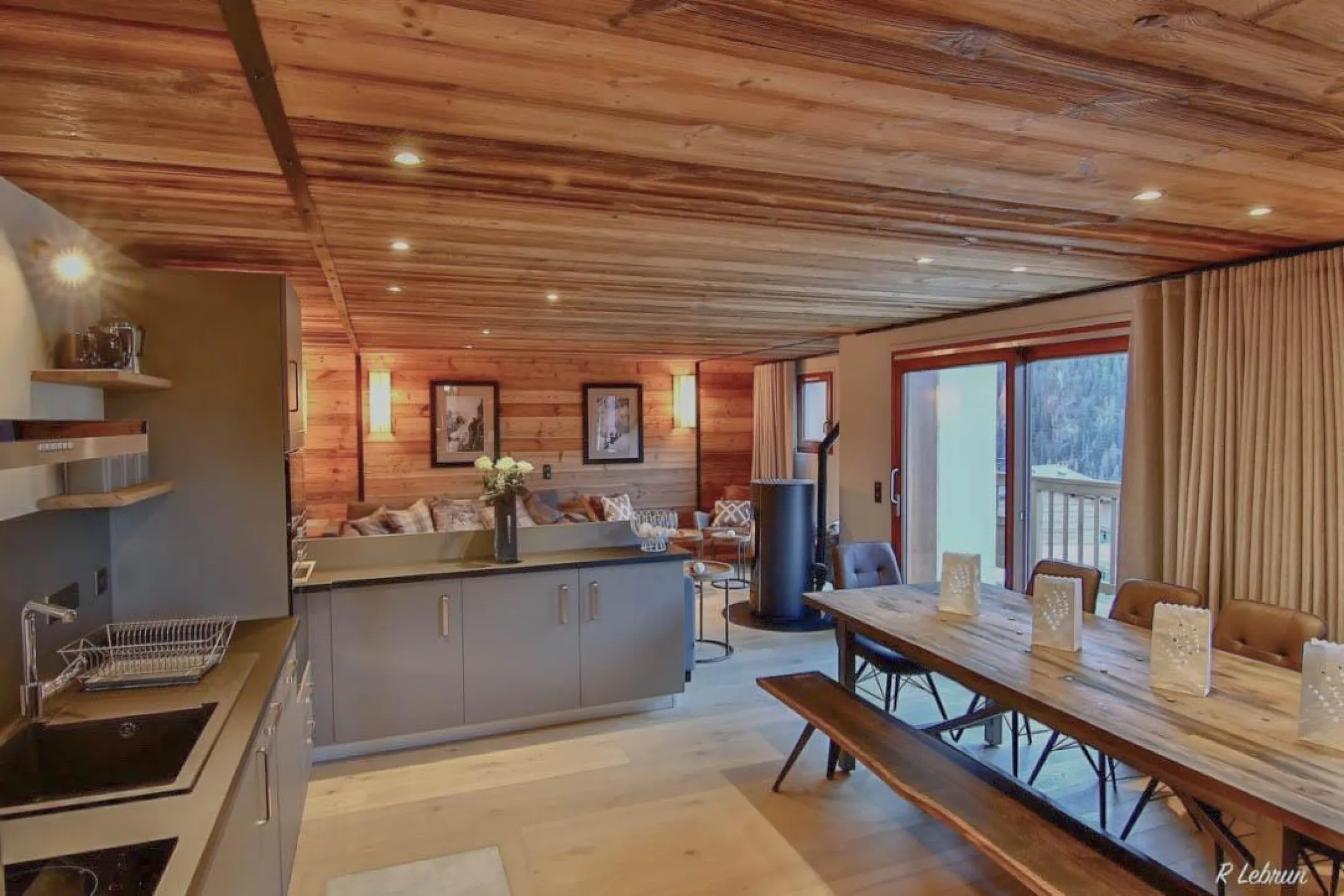 Salle à manger avec vue sur le salon
