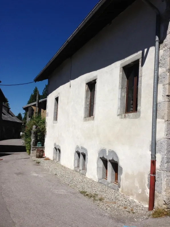 The 2 windows of the 1rst floor belong to the living area (40m2)