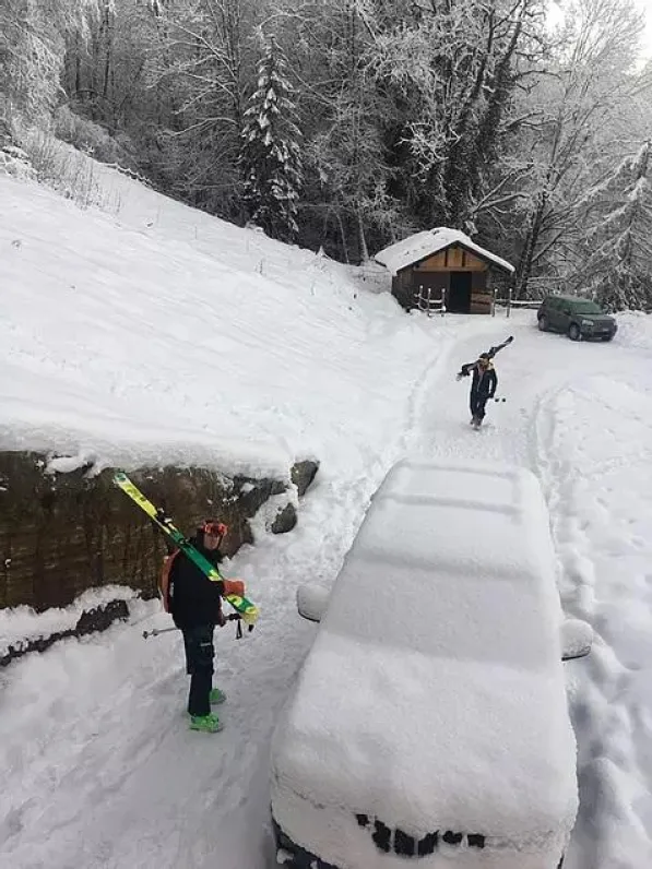 Départ pour le ski. Pour les "sportifs", vous pourrez rejoindre les remontées mécaniques de Verclan en 7 minutes à pied environ. Pas besoin de s'embêter avec la voiture et de revenir au chalet sur skies jusqu'à la porte est tout simplement magique. (seule