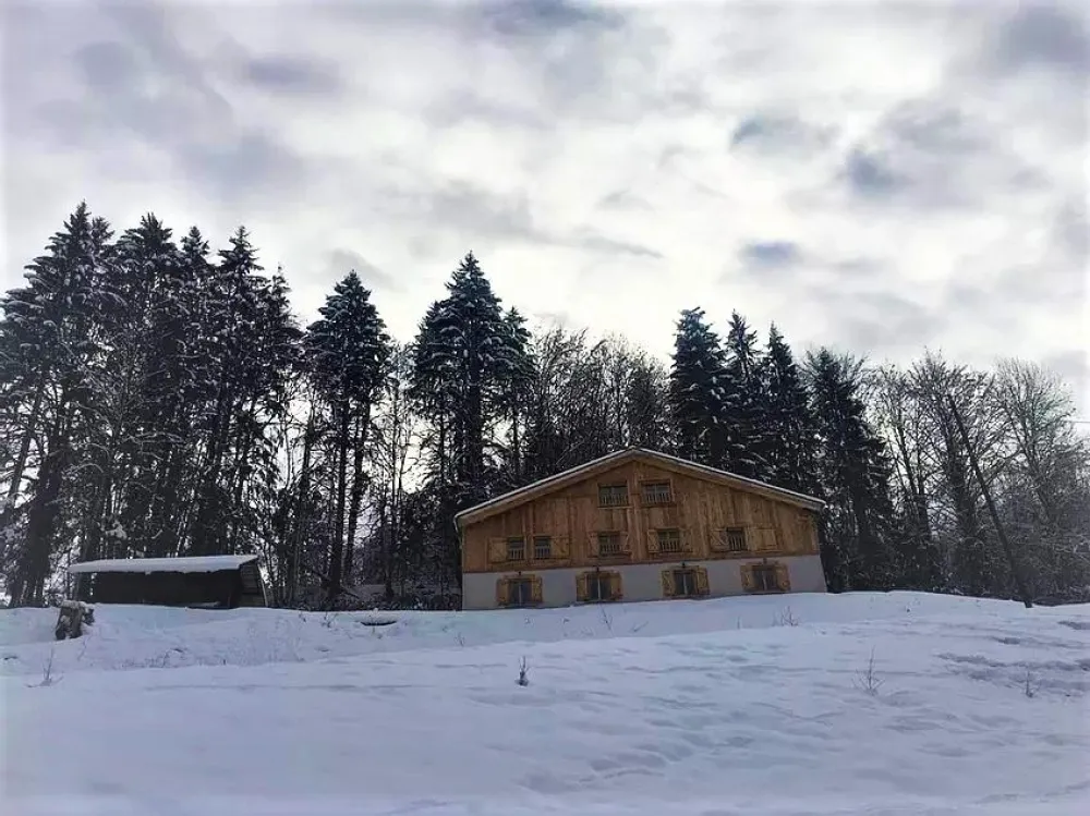 Chalet sous la neige, magique. Pas besoin de se soucier de l'accès, la route d'accès est entretenue régulièrement en cas de neige.