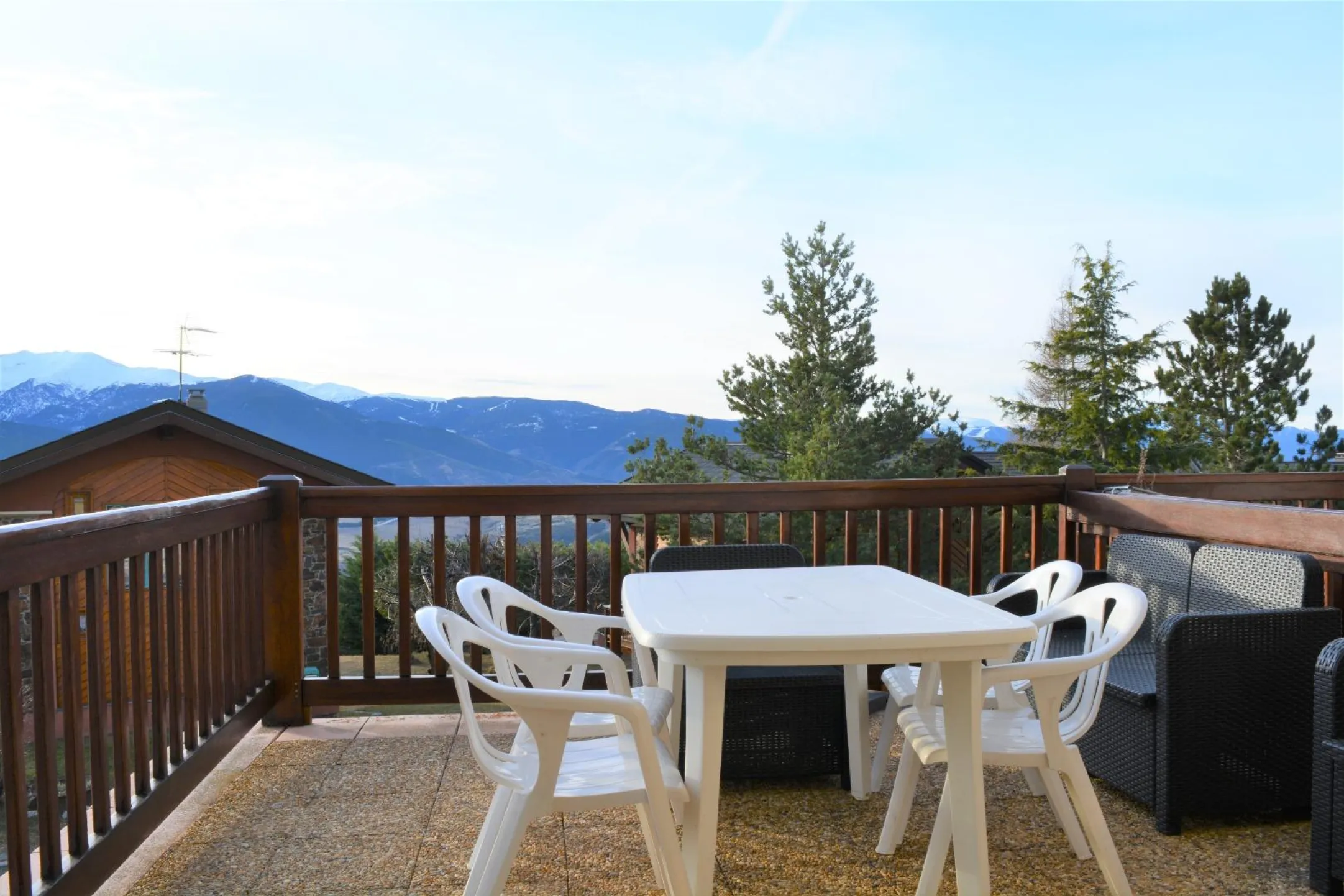 Terrasse dans quartier arboré
