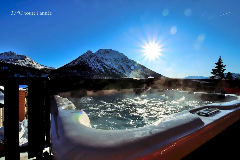 Le jacuzzi bouillonnant en hiver. Il y a une belle vue sur les pistes et la montagne, vous pouvez contempler les skieurs tout en vous relaxant dans une eau de montagne à 37°.