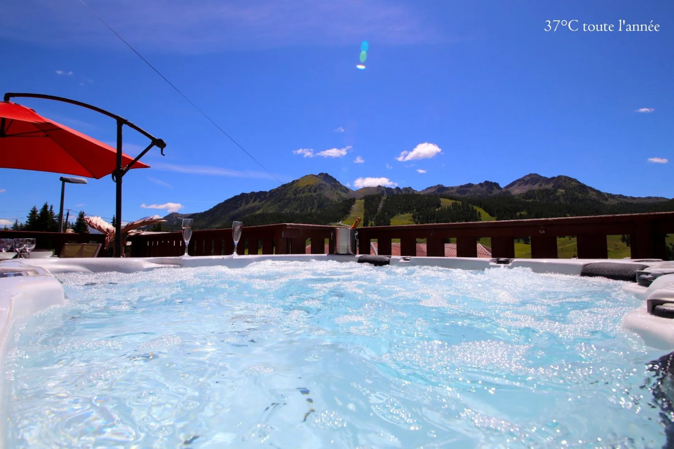 Avez-vous déjà songé à passer vos vacances estivales à la montagne ? Venez profiter du jacuzzi extérieur 5 places chauffé toute l'année à 37 °