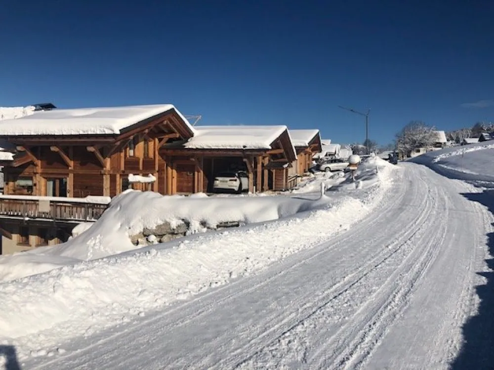 Vue du Chalet depuis la route de Bel Avoine, accès direct aux pistes.