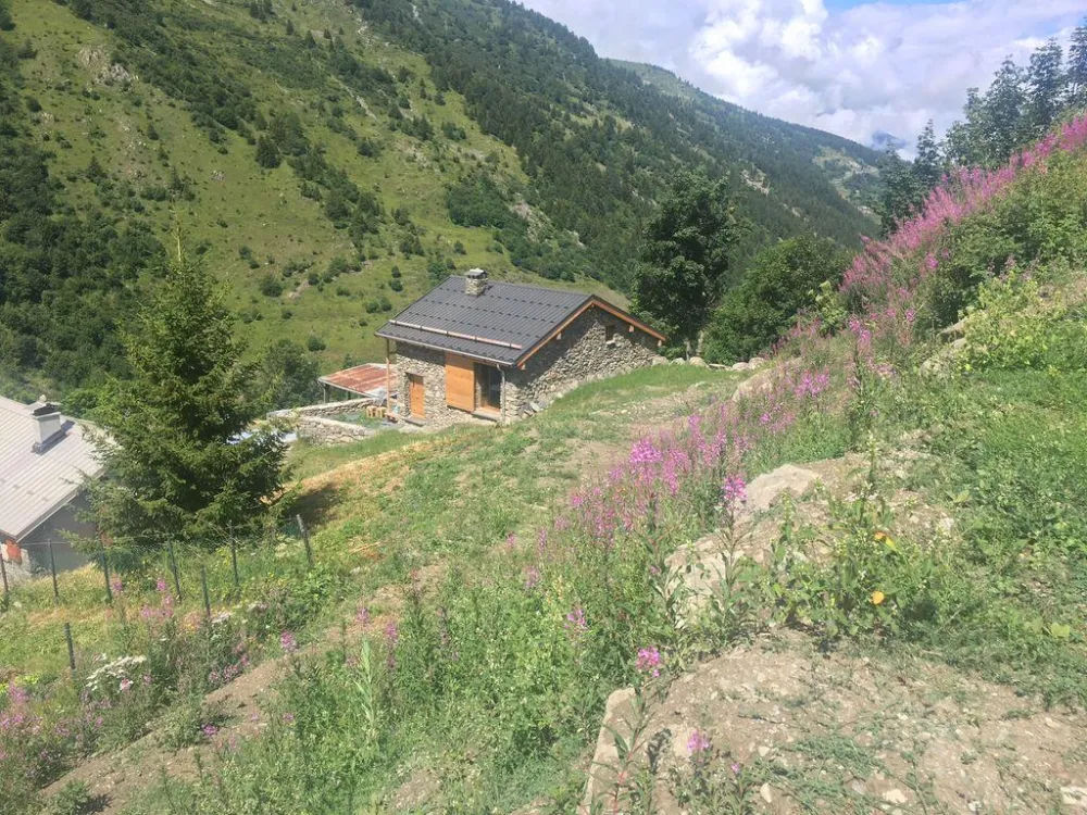 Le chalet vu du chemin haut