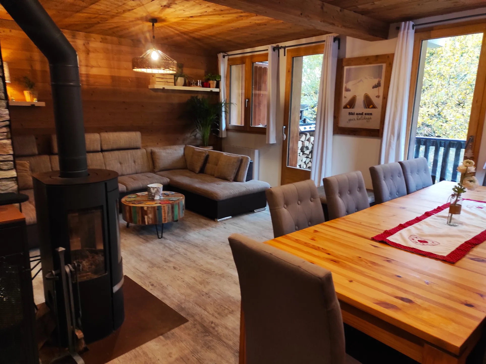 salon , coin repas et poêle à bois