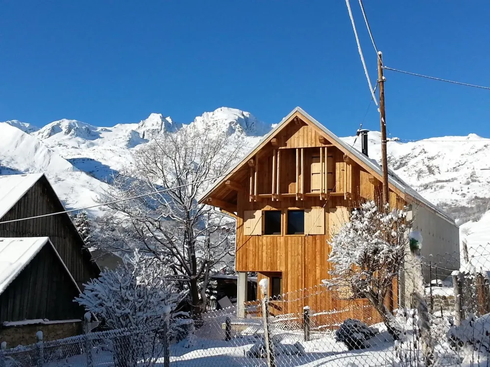 Le chalet est situé dans le vieux village , près de l'église