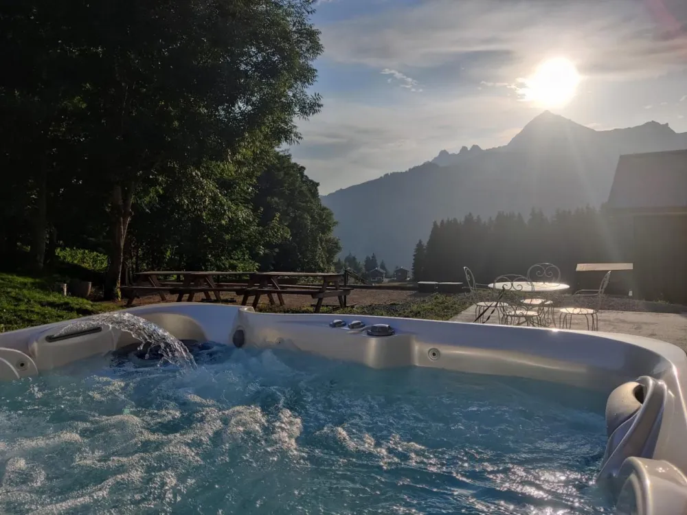 Spa avec vue sur le Mont-Charvin 