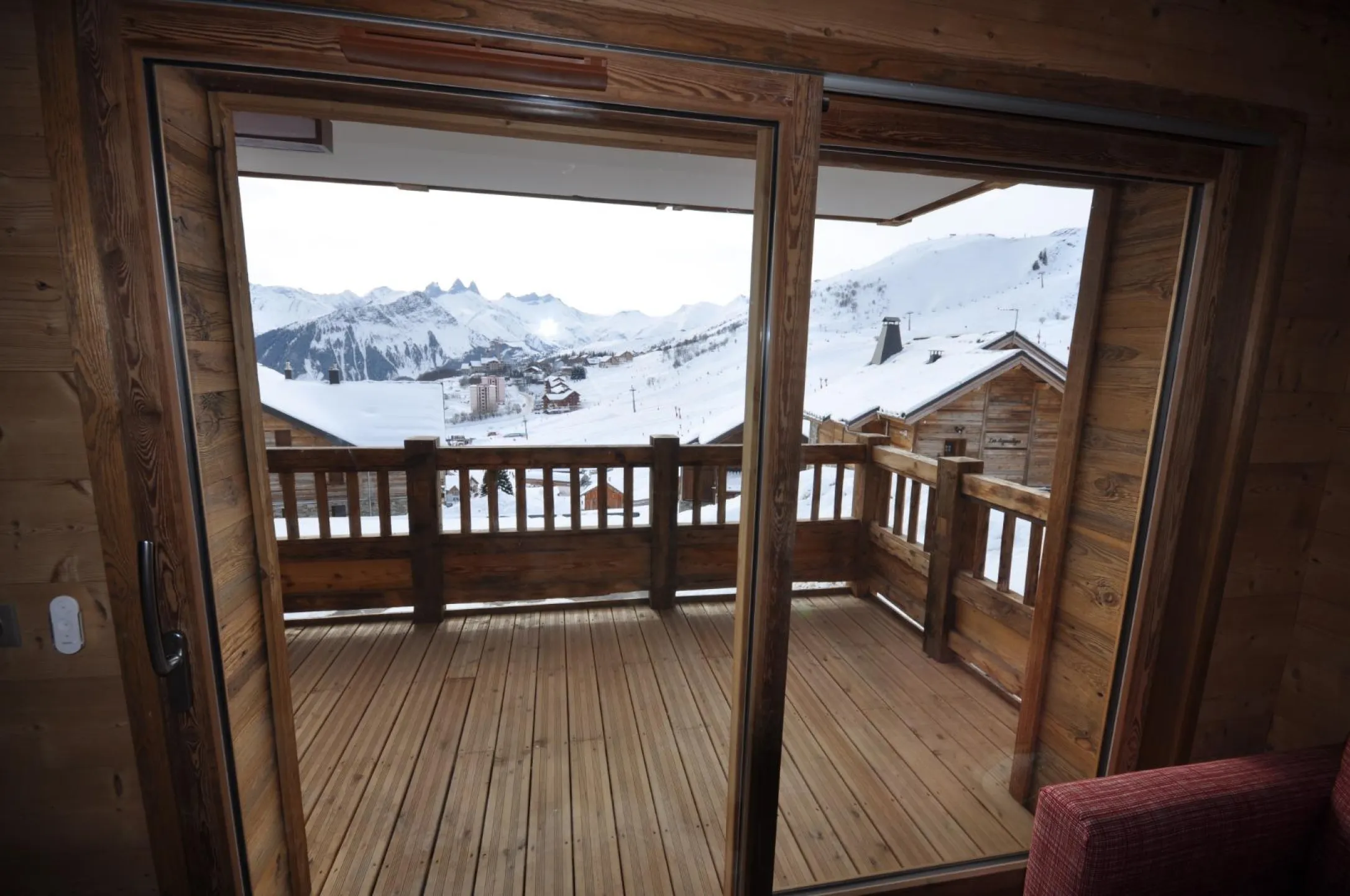 Champ l’eriscal. vue panoramique, accès direct sur les pistes