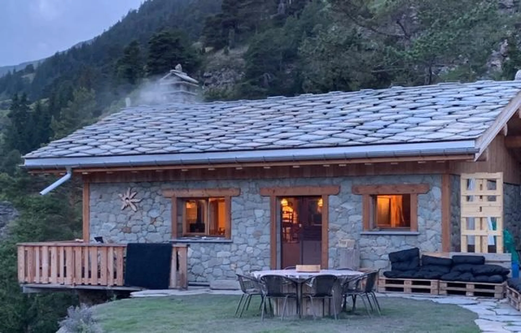 Le chalet à la tombée de la nuit.
