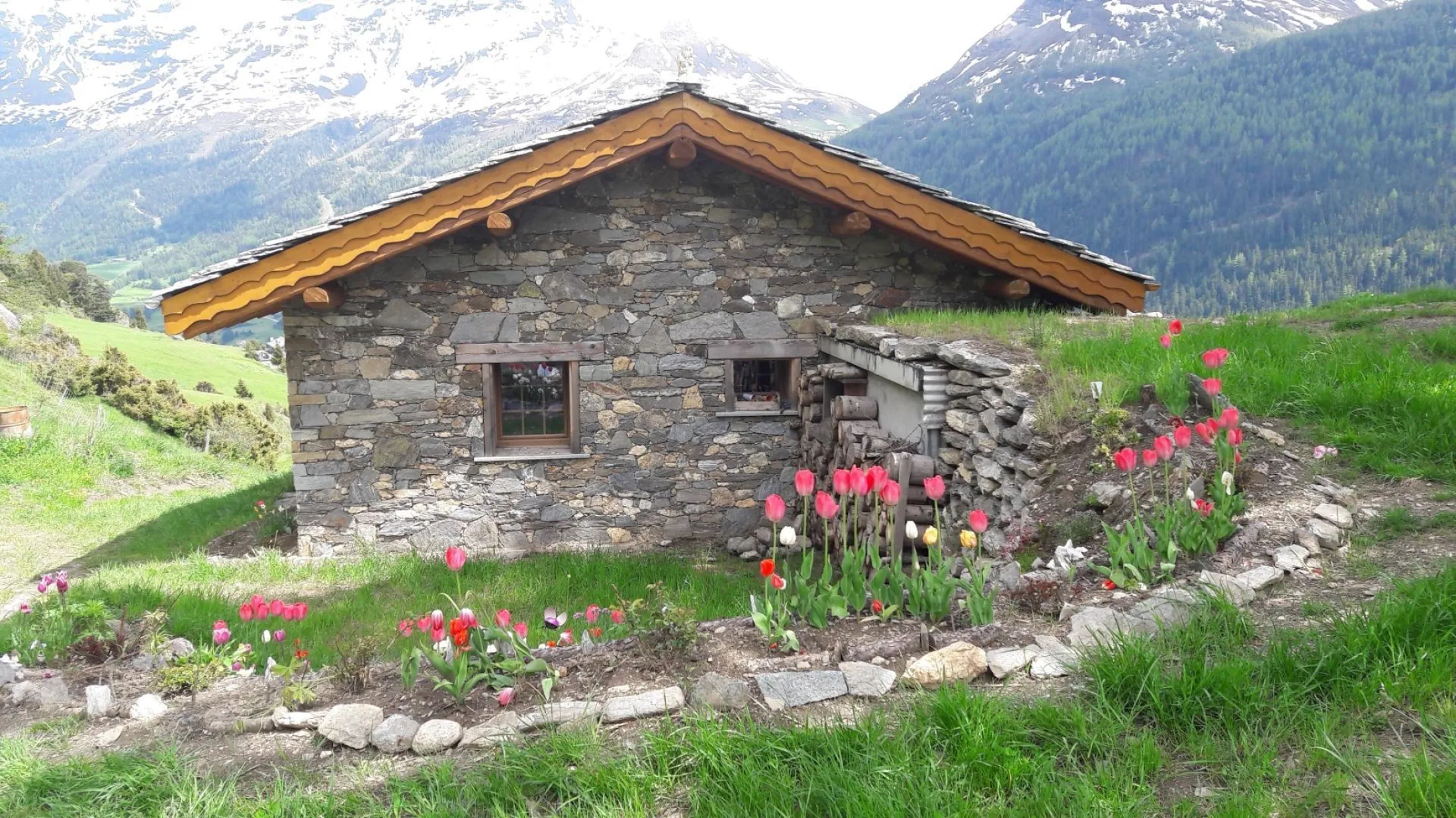 Chalet d'alpage en plein cœur de la montagne à 10 minutes en voiture de Lanslebourg. Au pied de nombreuses randonnées. Vue à  360° donnant sur la vallée de Bessans  l italie la Dent Parrachée