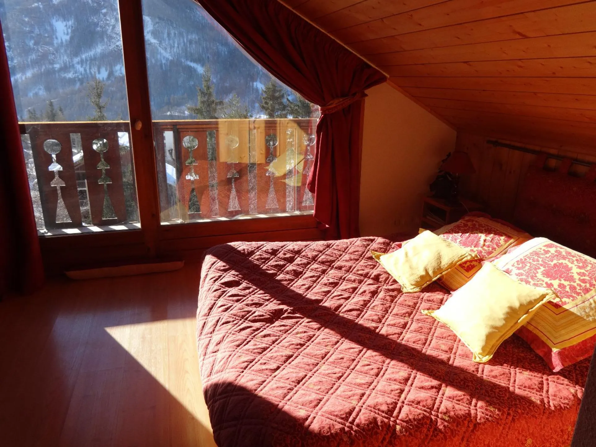 chambre lit double 160 à l'étage avec balcon exposé sud