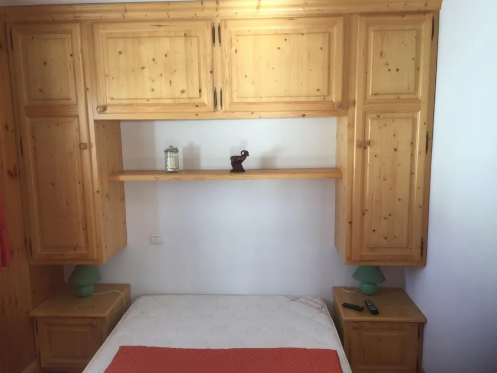 Chambre avec lit 140 orienter ouest - couette220x240 - 2 oreillers 