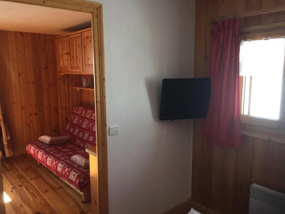 Chambre côté ouest avec fenêtre donnant sur le tunnel des remontées 