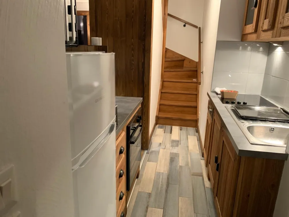 Un couloir d'entrée précède la cuisine permettant de ranger vêtements et chaussures