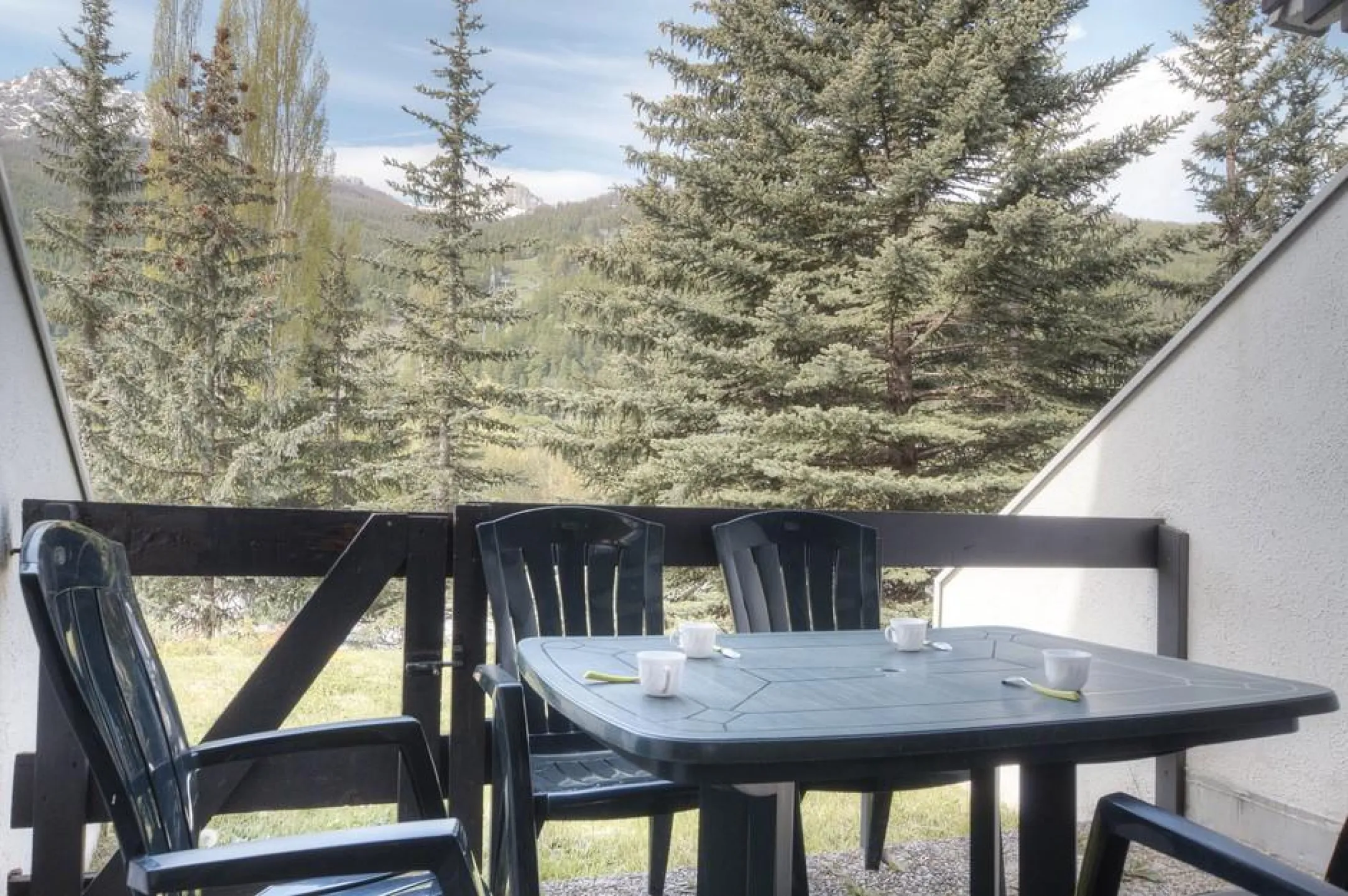 Accès direct à la terrasse avec salon de jardin depuis le séjour. 
