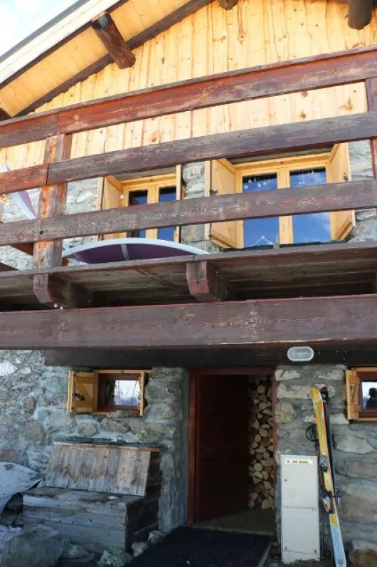 Le chalet est un ancien chalet d'alpage appartenant à la famille depuis sa construction en 1820. il a été rénové entièrement par étapes à partir de  2010