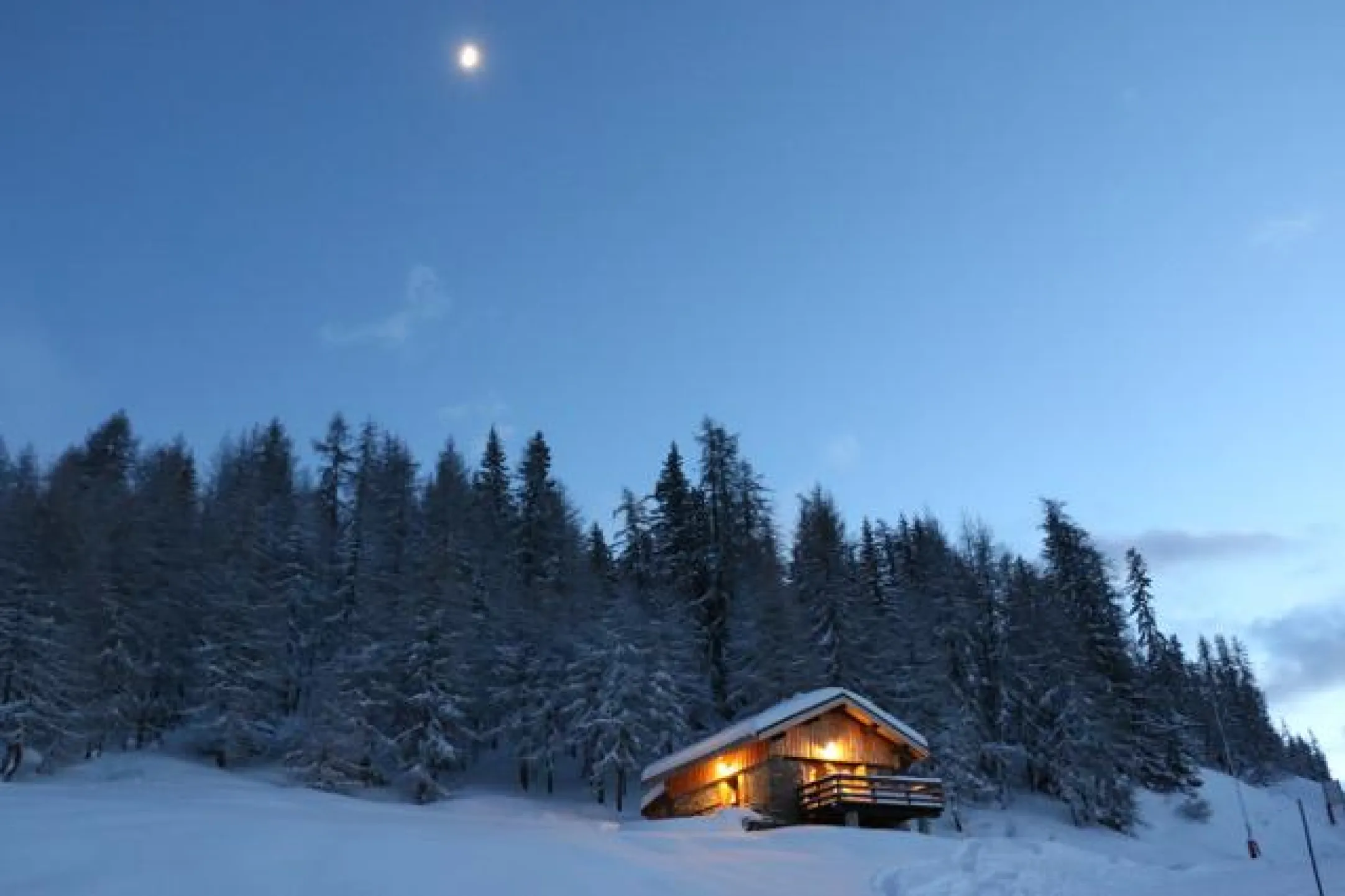 Le chalet est situé à 2000 m au dessus des stations des Arcs 1800 et de Vallandry. Il est adossé à la foret en bordure de piste en hiver et piste forestière en été.