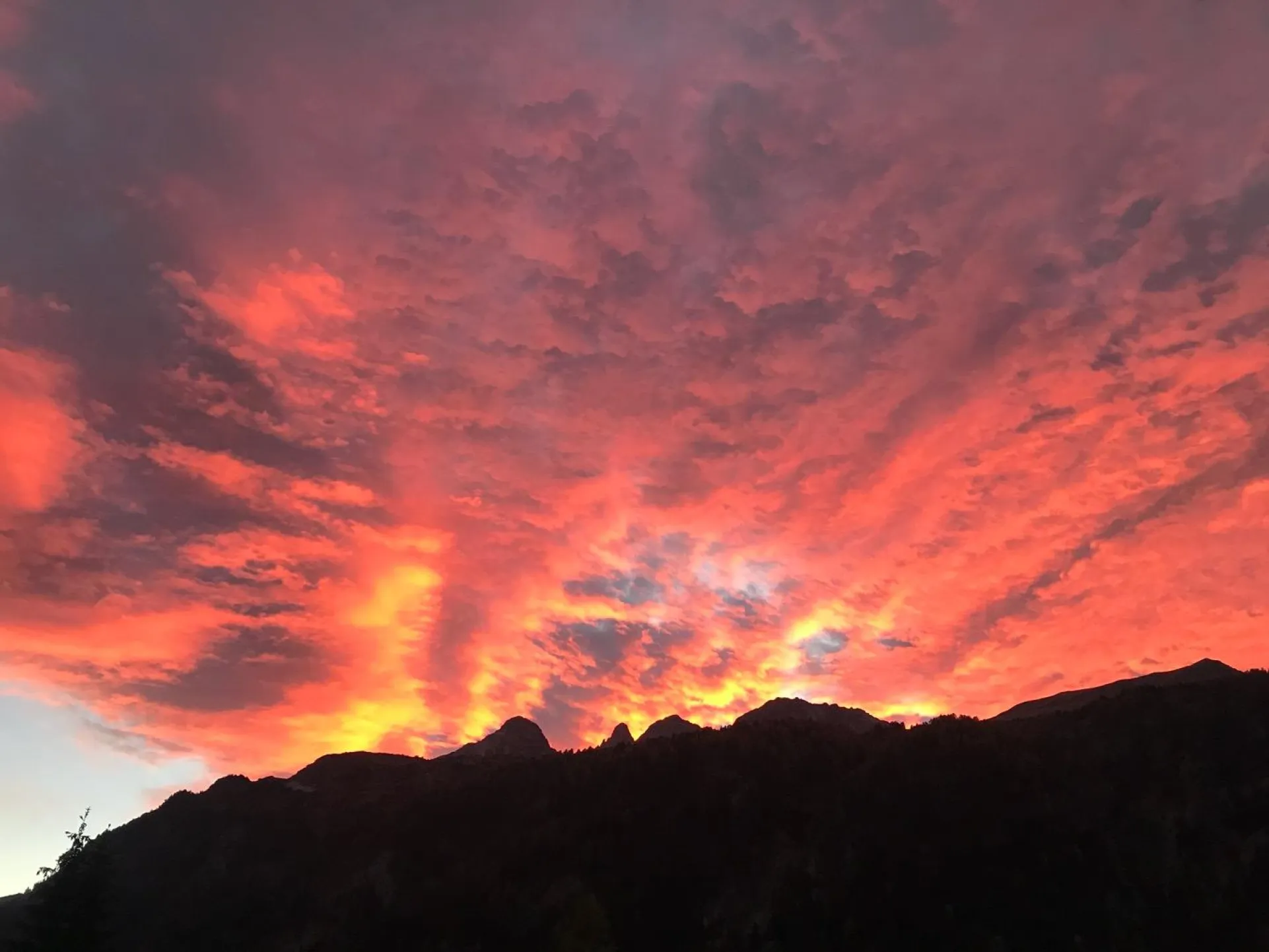 Vue sur les montagnes de valfréjus pendant le coucher de soleil