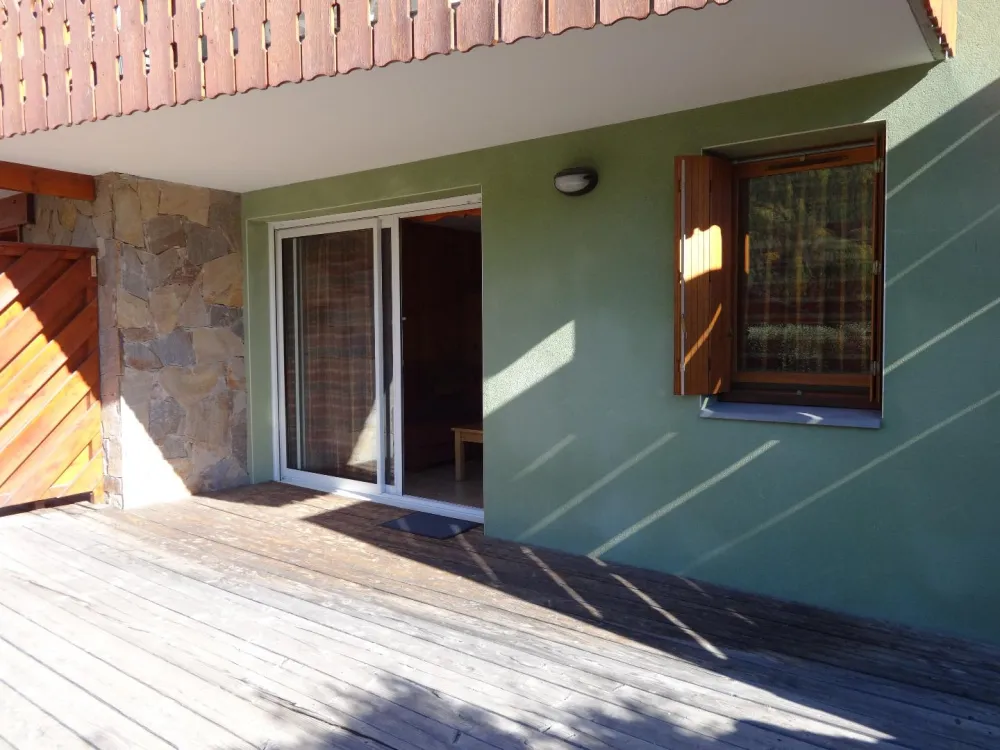 Appartement en rez-de-jardin, terrasse en bois et jardinet exposé Sud. 