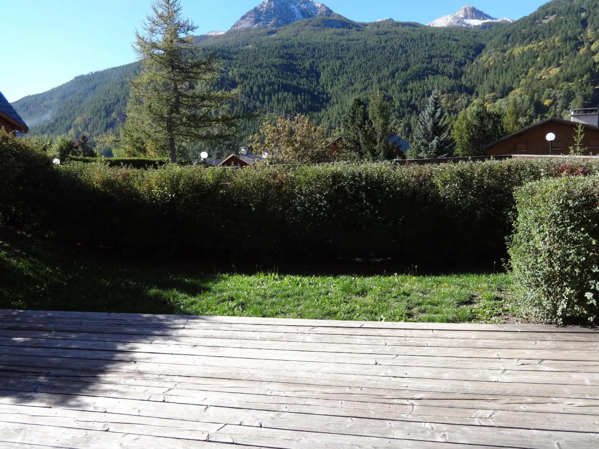 Terrasse et jardin avec vue montagne. 