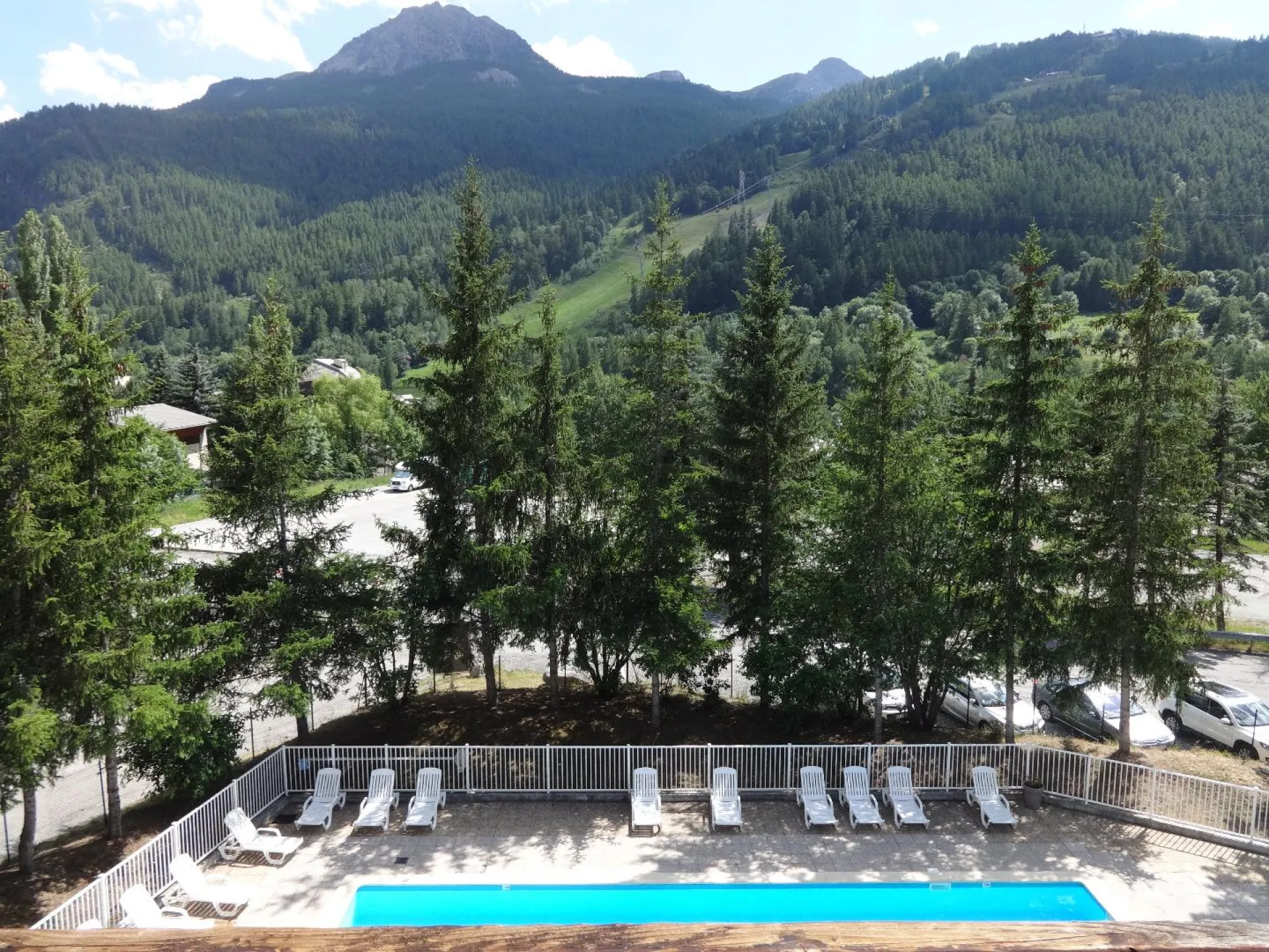 Ref. amiaud - entièrement rénové dans résidence avec piscine l'été