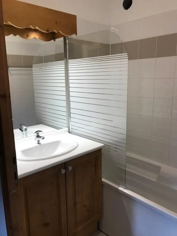 Salle de bain privative à la chambre avec baignoire