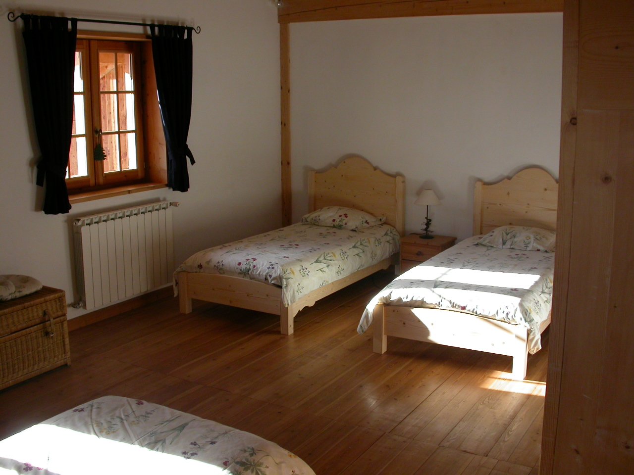 Chambre 3 composée de 3 lits simples avec accès au balcon du 1er étage