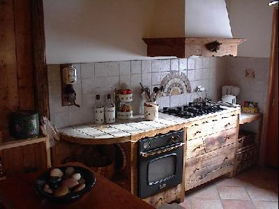 Une partie de la cuisine vue du bar.
