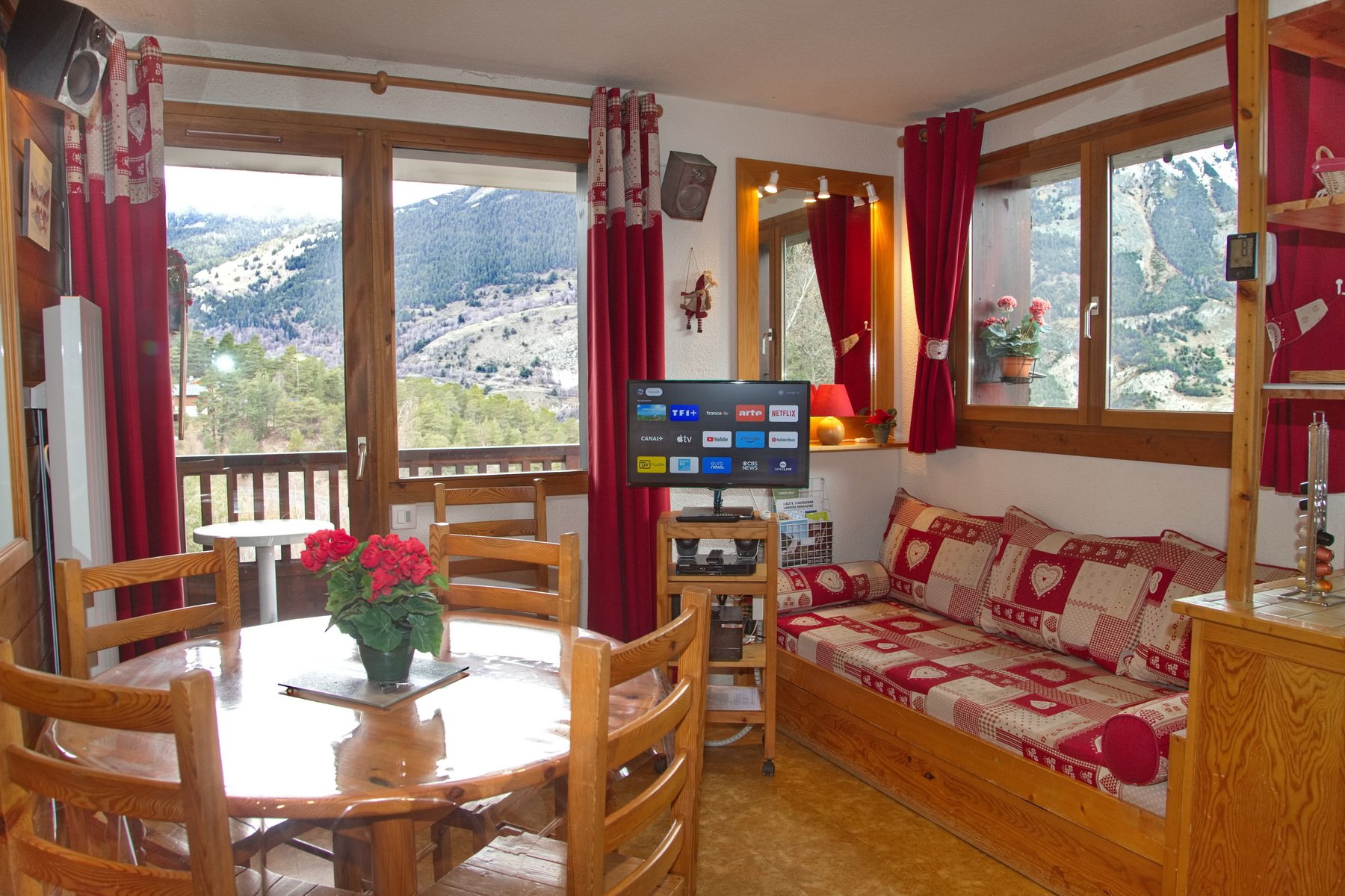 <b><font color="#FFFF00" size="3">Le séjour</font></b><br>. Vue panoramique, 2 couchages, table jusqu'à 8 couverts<br>. TV HD 29" connectée, lecteur blu-ray et micro-chaîne HI-FI<br>