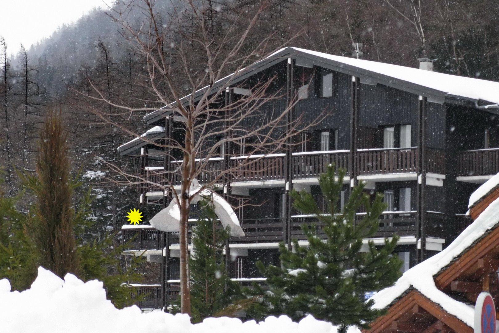 <b><font color="#FFFF00" size="3">Le chalet en hiver</font></b><br>. L'appartement est situé sur la  gauche (repère jaune)<br>