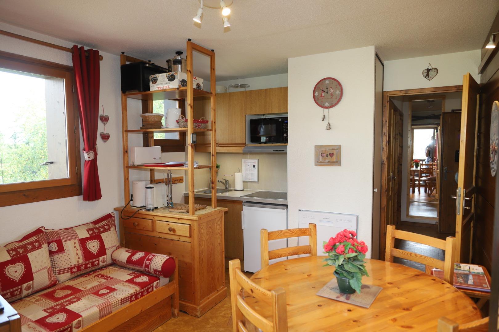 <b><font color="#FFFF00" size="3">Le coin cuisine</font></b><br>. Plaque 4 foyers, hotte aspirante, four à micro-ondes combiné<br>. Lave vaisselle, lave linge, machine Nespresso...<br>