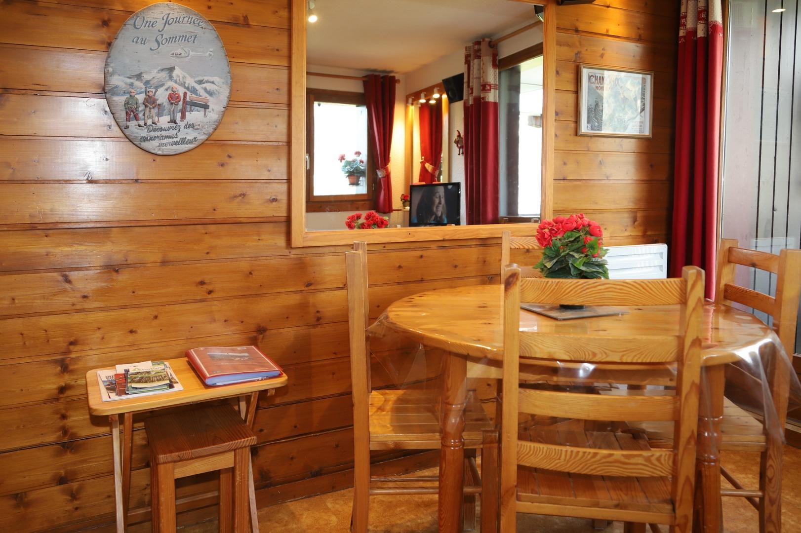 <b><font color="#FFFF00" size="3">Le séjour côté mur en lambris</font></b><br>. Miroir avec vue sur la montagne, petite table pour ordinateur<br>